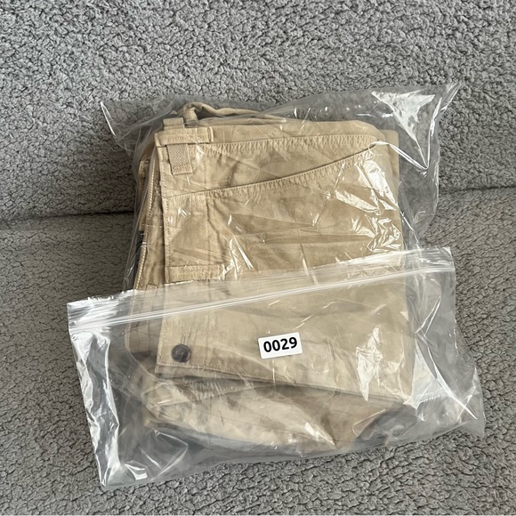 Banana Republic Heritage Relaxed Fit Cargo Tan - Picture 8 of 8